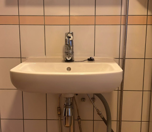 Kylpyhuoneen pesualtaan vaihto Helsingissä